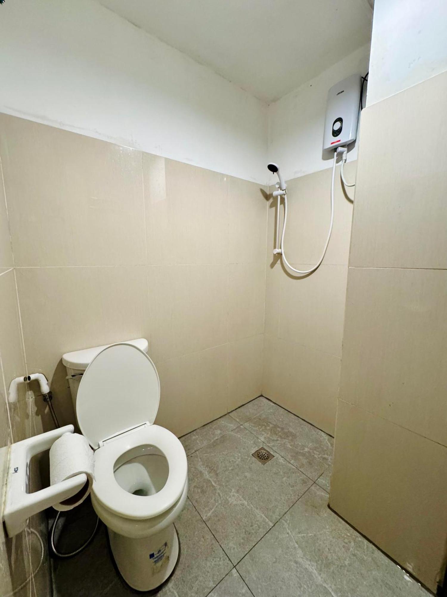 Cheese Hostel Manila Makati City Exterior photo